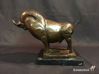 1126-C  28x33    Escultura de bronce del autor Luciano. Toro