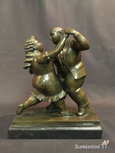 176-C 30x24x13   Figura en bronce al estilo Botero. Pareja bailando. S XX