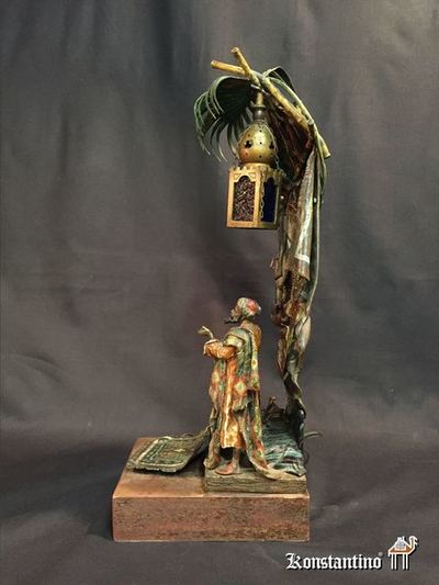 74-C   43x19  Lámpara escultura de bronce policromado.Fin del XIX Principios del XX. Taller de Bergmman. Pieza de los judíos vieneses anterior a la II Guerra Mundial 