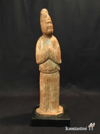 229-C  38 cms   Figura de terracota de cortesano de la Dinastía Tan 618-907). China s.VII al IX D.C
