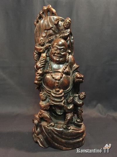 299-C   Figura en madera con pátina con motivo Buda con niños. China circa 1900