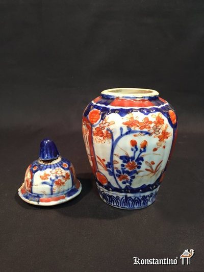 459-C   17 cms  Jarrón con tapa, tibor de porcelana policromada japonés del periodo Imari. siglos XIX al XX.(Con desperfectos) 