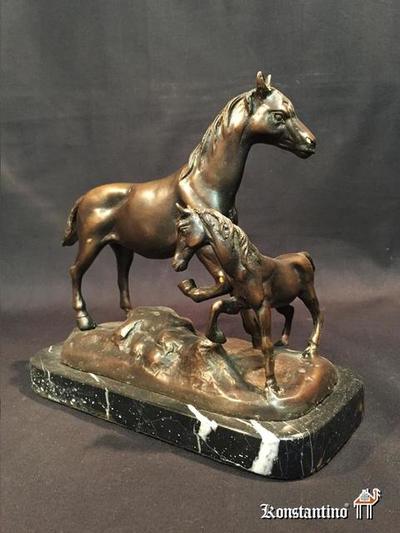 1260-C  25 x 32  Potrillo y caballo de bronce sobre pedestal de mármol. Europa mediados del XX