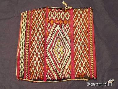 12502-20-Alf  42x41 cms. Fragmento de kilim-Soumak Marroqui con edad de los Bereveres del Atlas