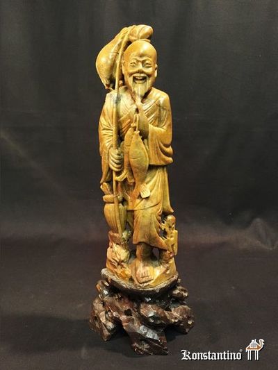 1620-C  35 cms   Figura en piedra de Steatita de circa de 1900 con motivo de viejo pescador chino. Pieza de gran calidad de trabajo