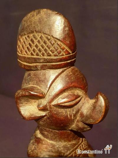 713-Afri  Figura femenina de la etnia Yaka  24 x 7 cms
