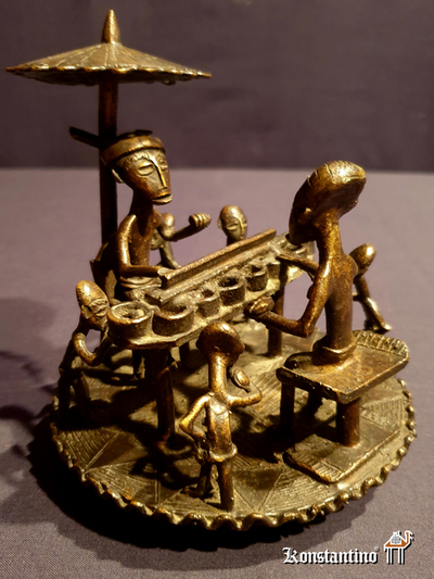 1586-Afri  Bronce de la etnia Ashanti. Preciosa escena familiar,  12x14 cms