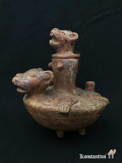 1927-C Vasija Guaco con tapón y figura de felino. Cultura maya en Guatemala. Peten.27 x 21