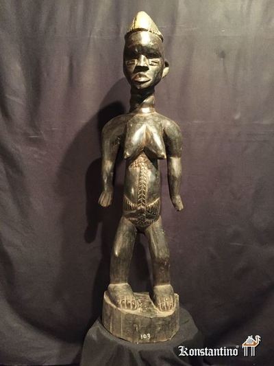 103-Afri  Figura femenina en madera de la etnia Lobi  91x25 cms