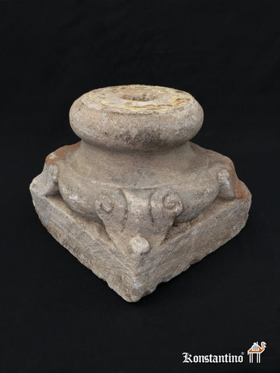 49-C Base en piedra de columna de la època Mogul en la India S. XVII, 26,5 alto x 30 cms de ancho