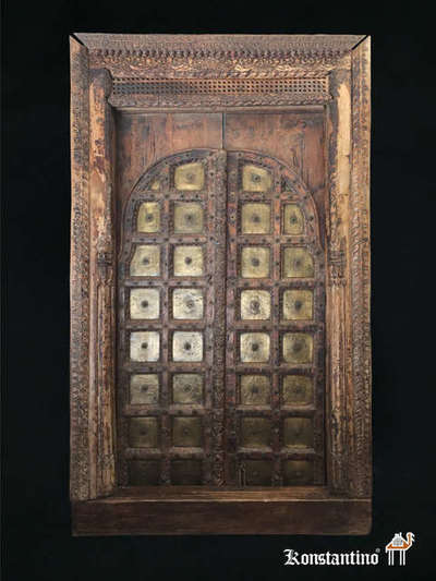 78-C Portón indio de la época Mogul del S. XVII, en madera de Teka y bronce, 2,43 de alto x 1,46 de ancho