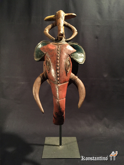 176-Afri  Máscara africana policromada con peana 45x19