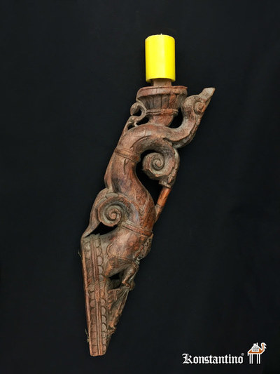 75 y 76-C Pareja de Candelabros de madera de Teka de la época Mogul en la India S. XVII, 65 x 8 cms