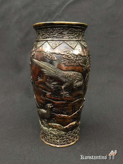 785-C Jarron de bronce con relieves de la época Meiji S. XIX en Japón, 24 cms