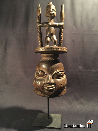 327-Afri  Casco ceremonial africano con peana  50x19