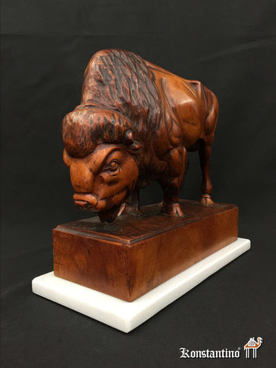 1761-C Bisonte en madera. Richard Schipeke Bieslau 1874- 1932 (autor europeo). Medidas: 29,5 x 34 cms mas peana
