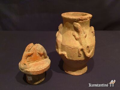 14-Afri  Vasija antigua con tapa africana en terracota  26x15 cms